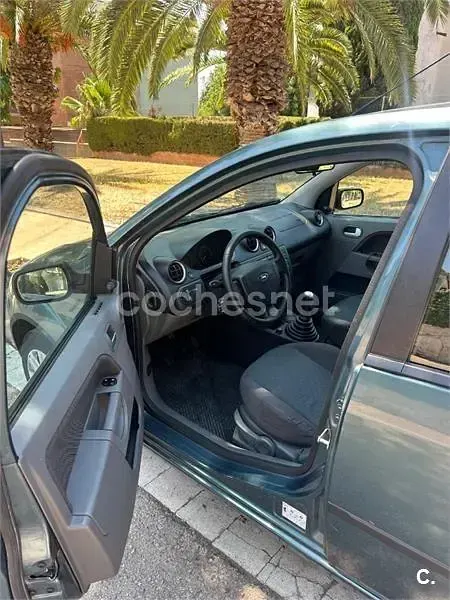 Usado Ford Fiesta Trend 68 CV (50 kW) 2003 Verde Utilitario