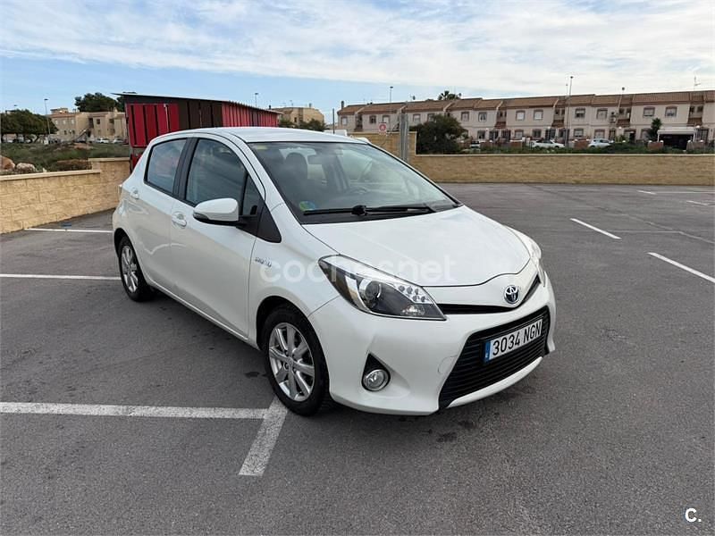 Blanco Usado 2013 Toyota Yaris Hybrid Active Berlina | 10.500 € (Precio justo) - Imagen 1/4