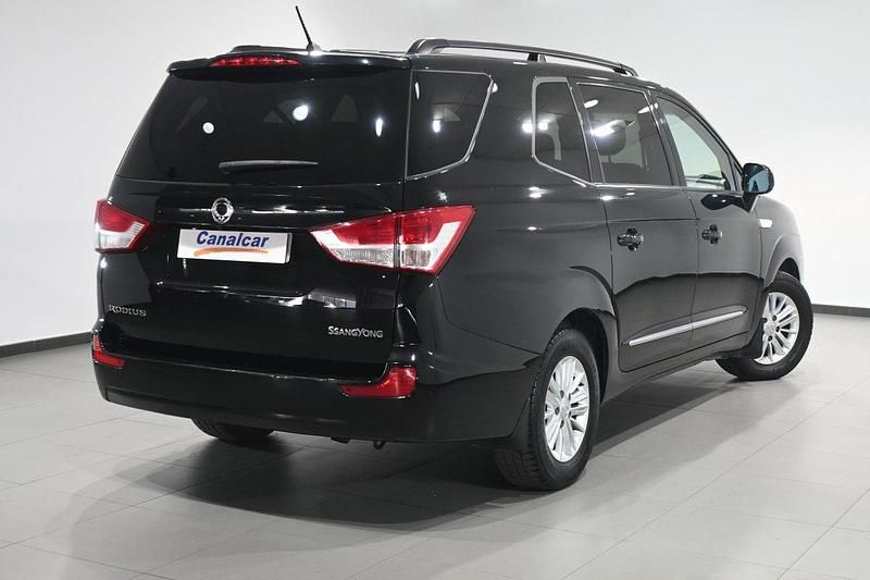 Usado SsangYong Rodius 155 CV (114 kW) 2013 Negro Monovolumen
