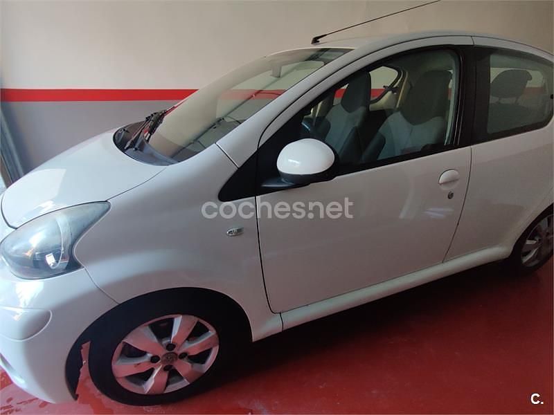 Usado Toyota Aygo City 68 CV (50 kW) 2013 Blanco Utilitario