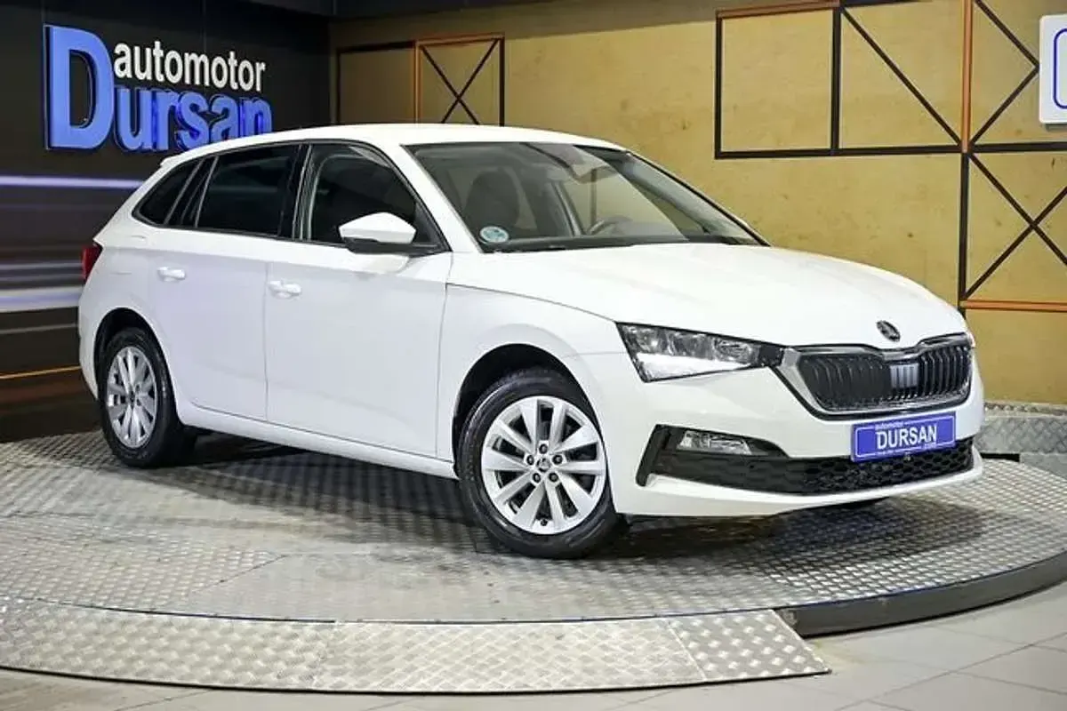 Usado Skoda Scala Ambition 116 CV (85 kW) 2023 Blanco Utilitario