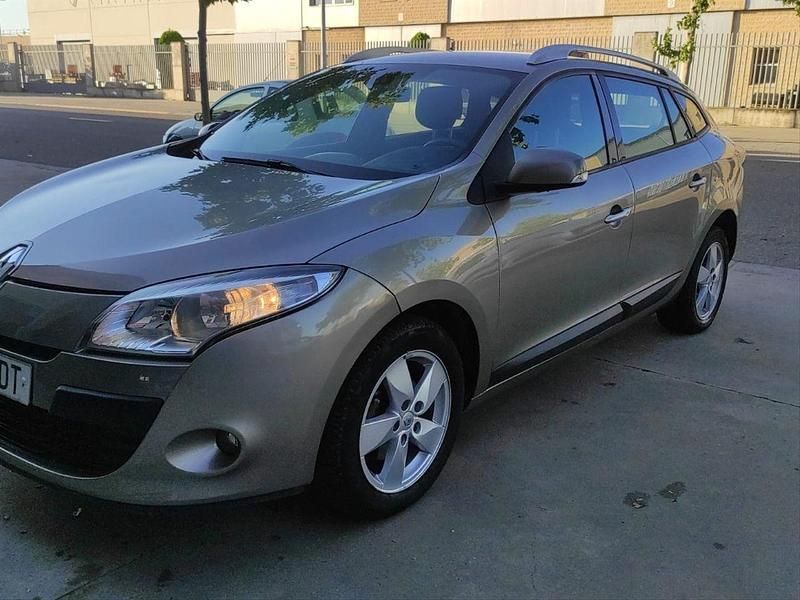 Gris / plata Usado 2011 Renault Mégane GrandTour Dynamique Familiar | 5490 € (Precio justo) - Imagen 1/3