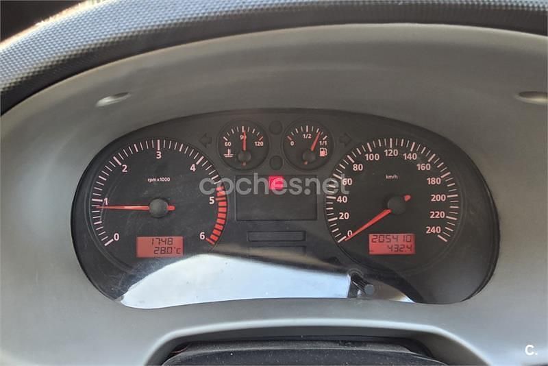 Usado Seat Leon 90 CV (66 kW) 2003 Rojo Berlina