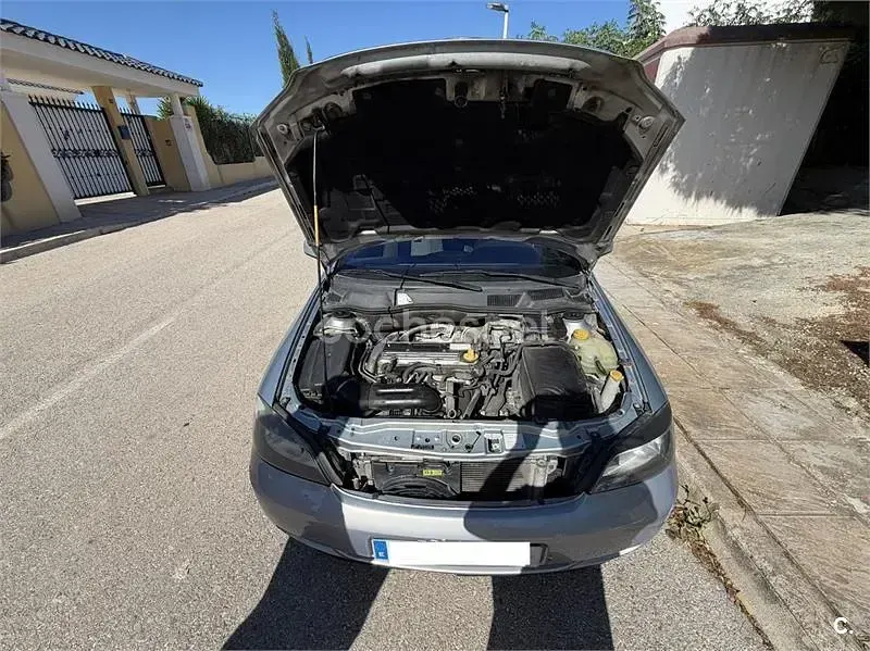 Usado Opel Astra Edition 147 CV (108 kW) 2002 Gris / plata Coupe