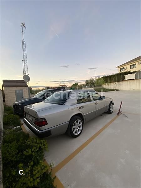 Usado Mercedes E300 136 CV (100 kW) 1993 Gris / plata Berlina