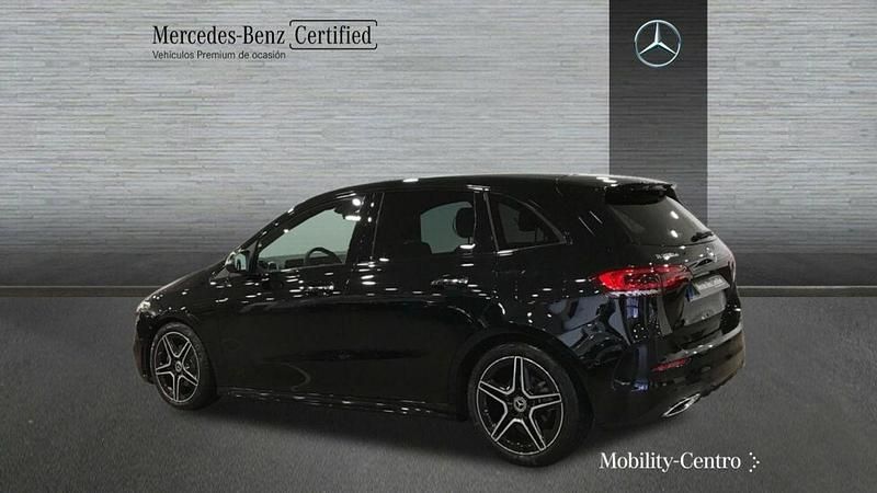Usado Mercedes B200 150 CV (110 kW) 2022 Negro noche Utilitario
