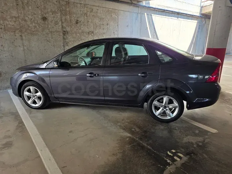 Usado Ford Focus Trend 116 CV (85 kW) 2009 Gris / plata Berlina