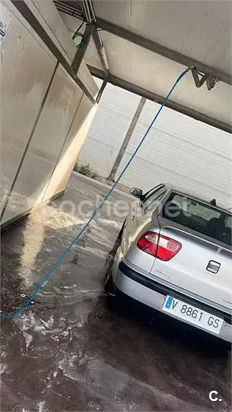 Usado Seat Cordoba 60 CV (44 kW) 1999 Gris / plata Berlina