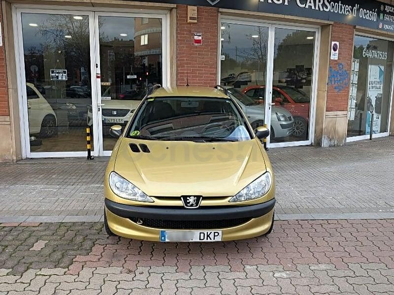 Usado Peugeot 206 75 CV (55 kW) 2005 Amarillo Familiar
