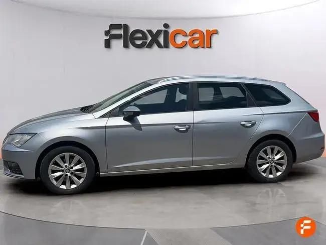 Usado Seat Leon Style 130 CV (95 kW) 2020 Gris Berlina