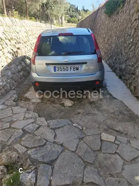 Usado Ford Fiesta Ghia 80 CV (58 kW) 2006 Gris / plata Utilitario