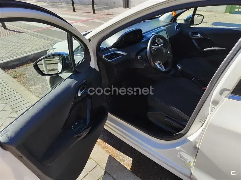 Usado Peugeot 208 Allure 82 CV (60 kW) 2016 Blanco Utilitario