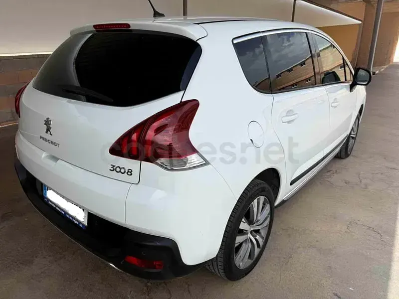Usado Peugeot 3008 Style 120 CV (88 kW) 2014 Blanco Familiar