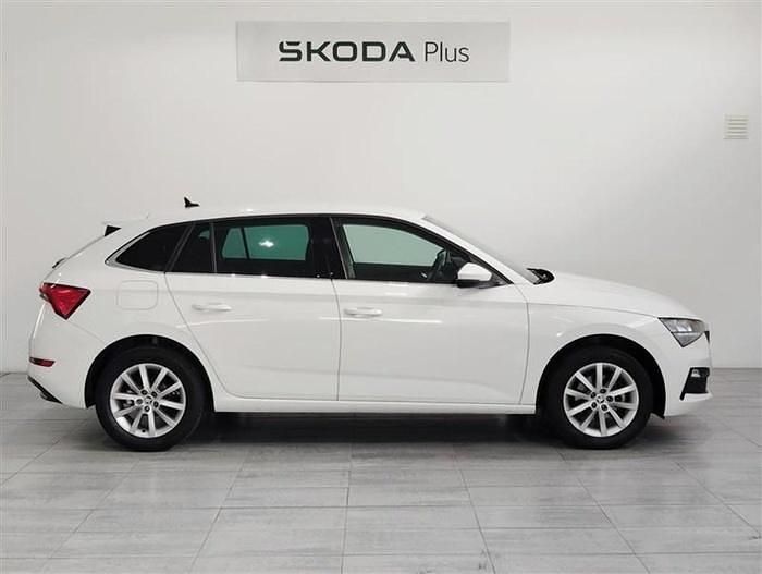 Usado Skoda Scala 110 CV (80 kW) 2022 Blanco Utilitario