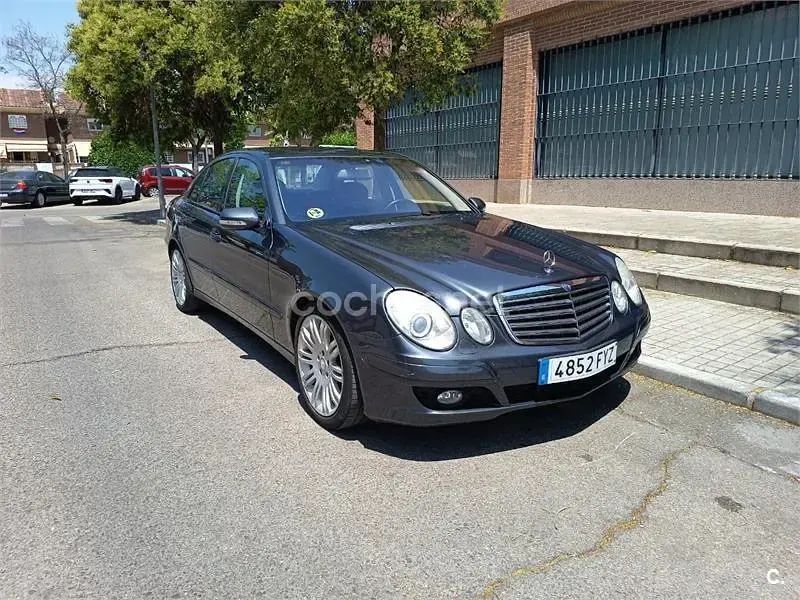 Usado Mercedes E220 170 CV (125 kW) 2008 Gris / plata Berlina