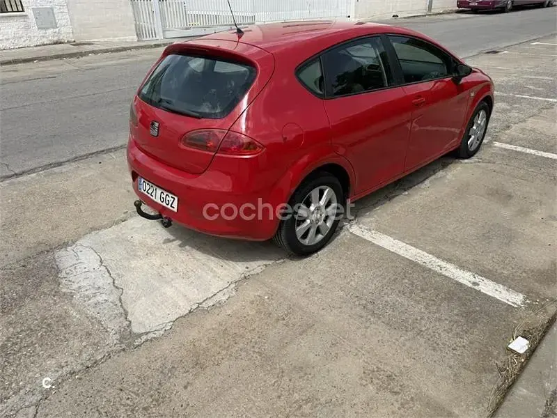 Usado Seat Leon Ecomotive 105 CV (77 kW) 2008 Rojo Utilitario