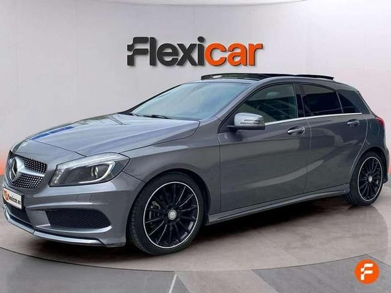 Usado Mercedes A180 AMG line 109 CV (80 kW) 2015 Gris Utilitario