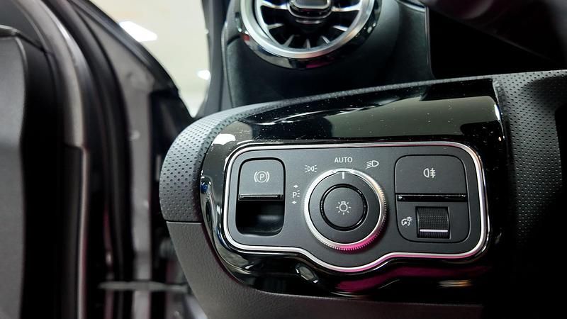 Gris / plata Usado 2023 Mercedes A250 Advanced Berlina | 32.990 € (Un poco caro) - Imagen 1/4