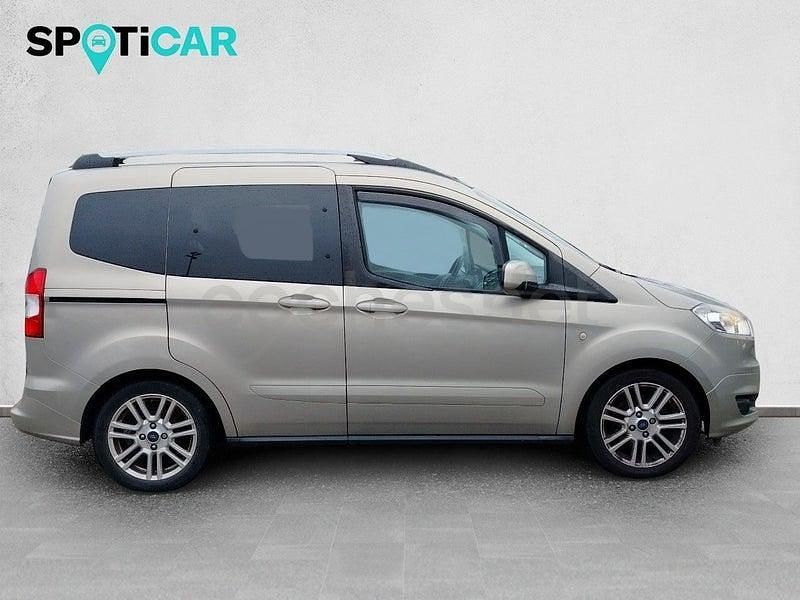 Usado Ford Tourneo Courier Ambiente 100 CV (73 kW) 2017 Beige Monovolumen