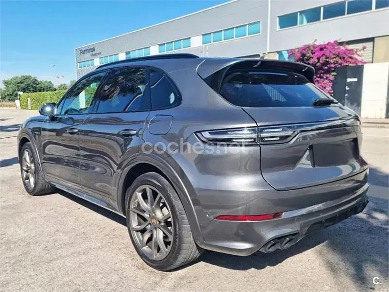 Usado Porsche Cayenne E-Hybrid 462 CV (339 kW) 2021 Gris / plata SUV