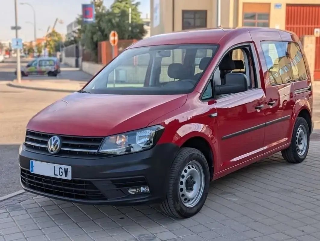 Usado VW Caddy 102 CV (75 kW) 2020 Rojo Monovolumen