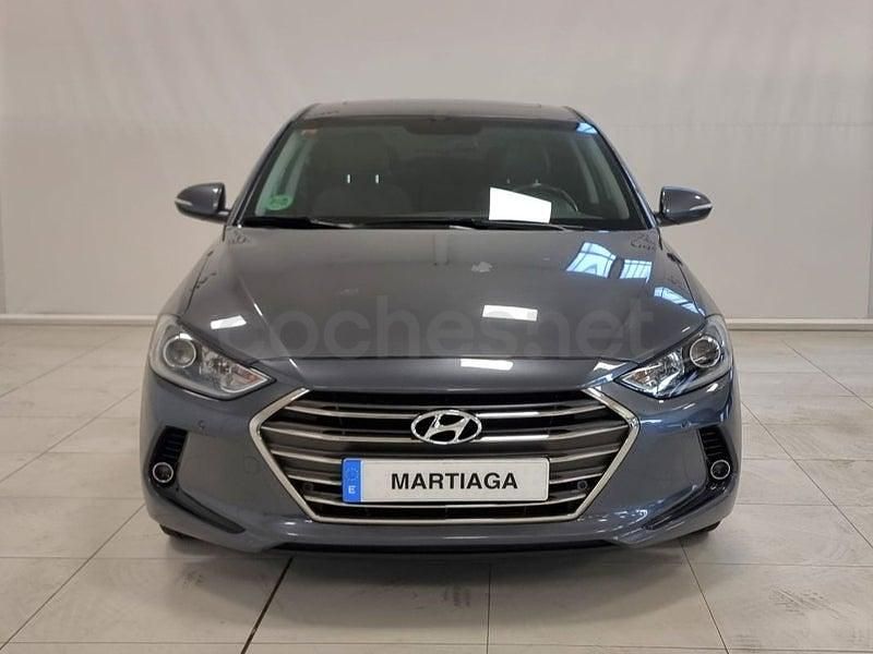 Usado Hyundai Elantra Style 136 CV (100 kW) 2017 Gris / plata Berlina