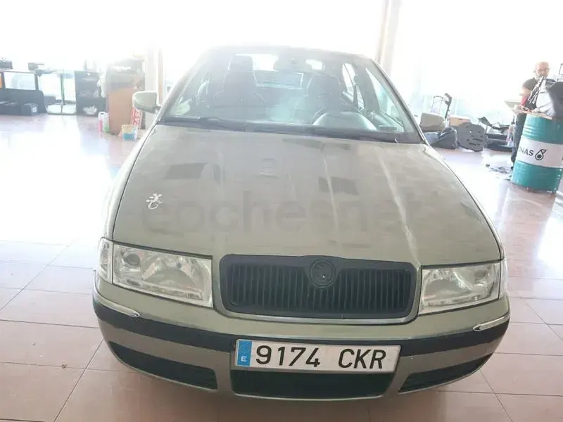 Usado Skoda Octavia Ambiente 102 CV (75 kW) 2004 Verde Berlina