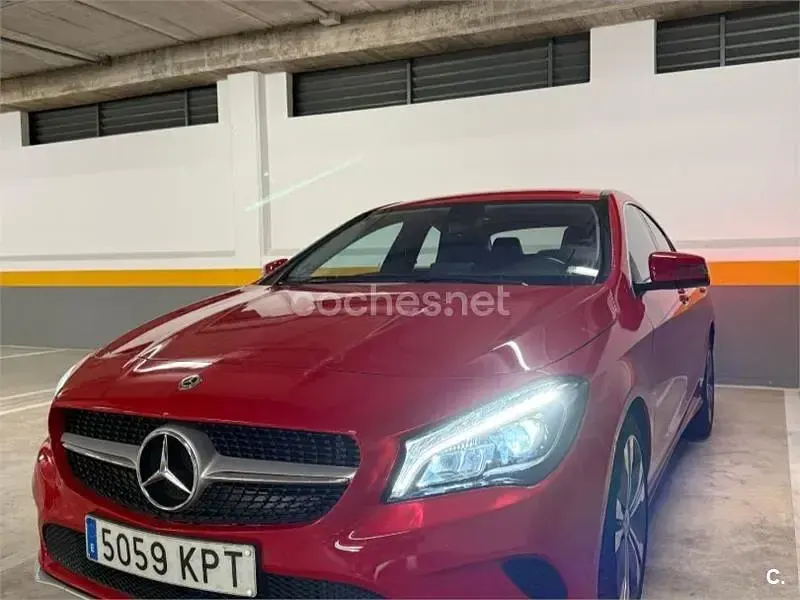 Usado Mercedes CLA180 122 CV (89 kW) 2018 Rojo Coupe
