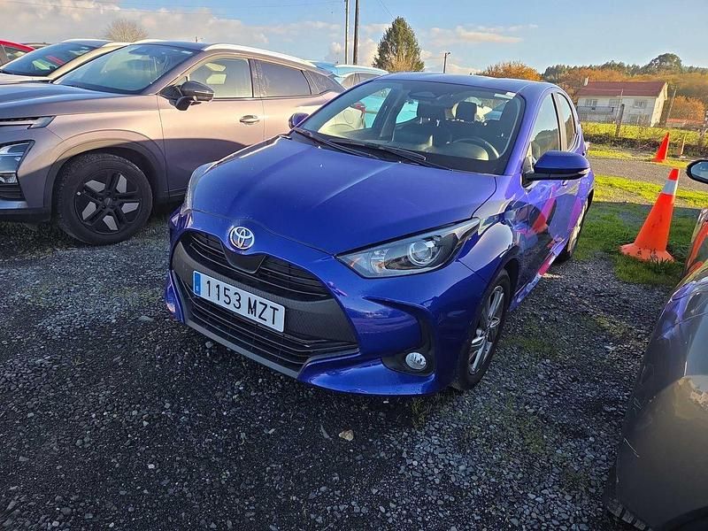 Azul Usado 2025 Toyota Yaris Hybrid Active Berlina | 21.390 € (Precio justo) - Imagen 1/4