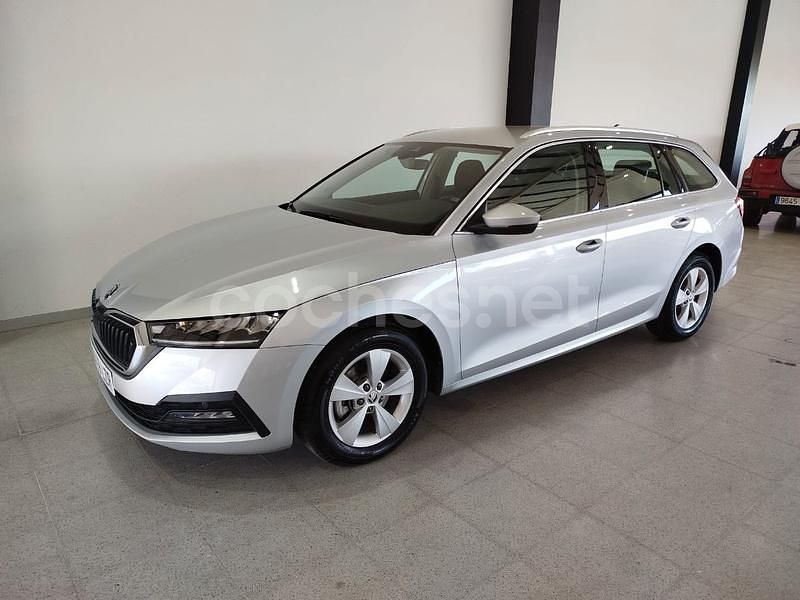 Gris / plata Usado 2022 Skoda Octavia Ambition Familiar | 16.250 € (Buen precio) - Imagen 1/4