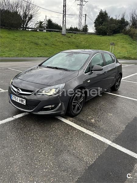 Usado Opel Astra Sportive 140 CV (102 kW) 2014 Gris / plata Berlina