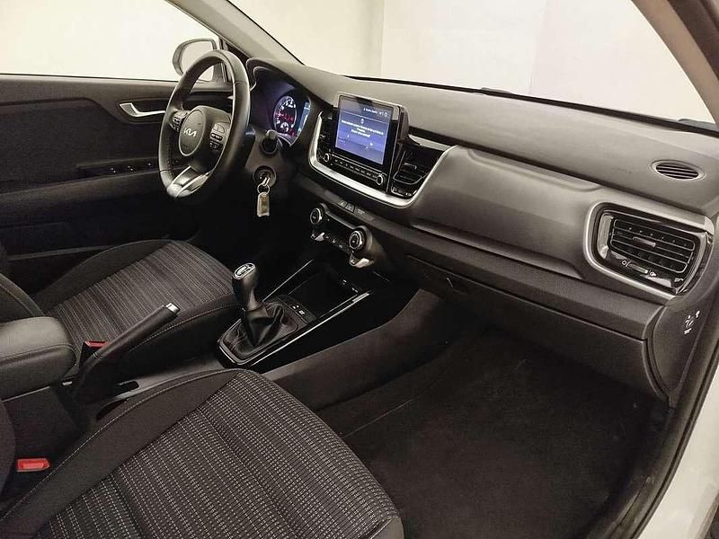 Usado Kia Stonic 101 CV (74 kW) 2024 Blanco SUV