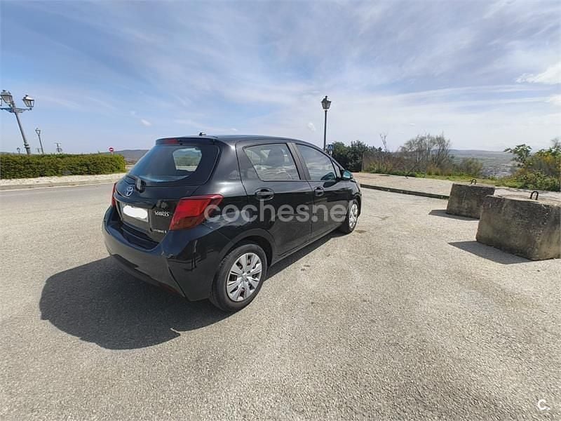 Usado Toyota Yaris Hybrid Active 100 CV (73 kW) 2017 Negro Berlina