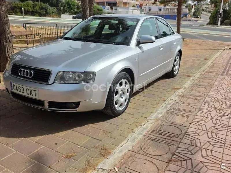 Usado Audi A4 Ambition 130 CV (95 kW) 2003 Gris / plata Berlina