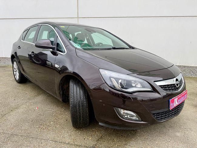 Usado Opel Astra 140 CV (102 kW) 2012 Marrón Berlina