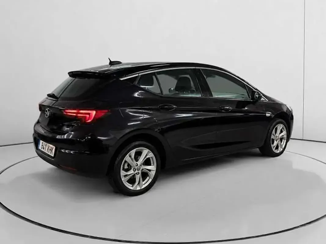 Usado Opel Astra Dynamic 136 CV (100 kW) 2017 Negro Utilitario