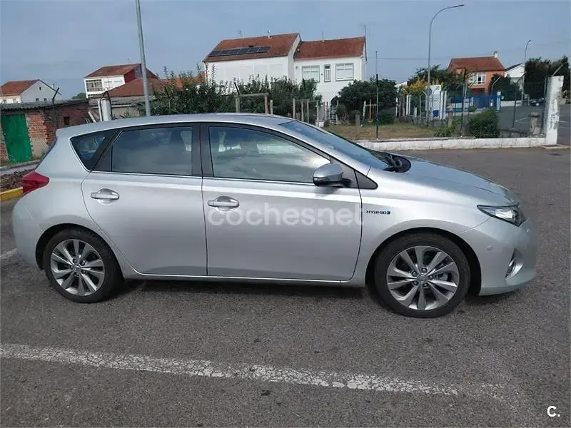 Usado Toyota Auris Hybrid Active 136 CV (100 kW) 2014 Gris / plata Berlina