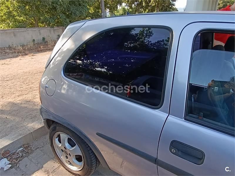 Usado Opel Corsa 65 CV (47 kW) 1999 Gris / plata Berlina