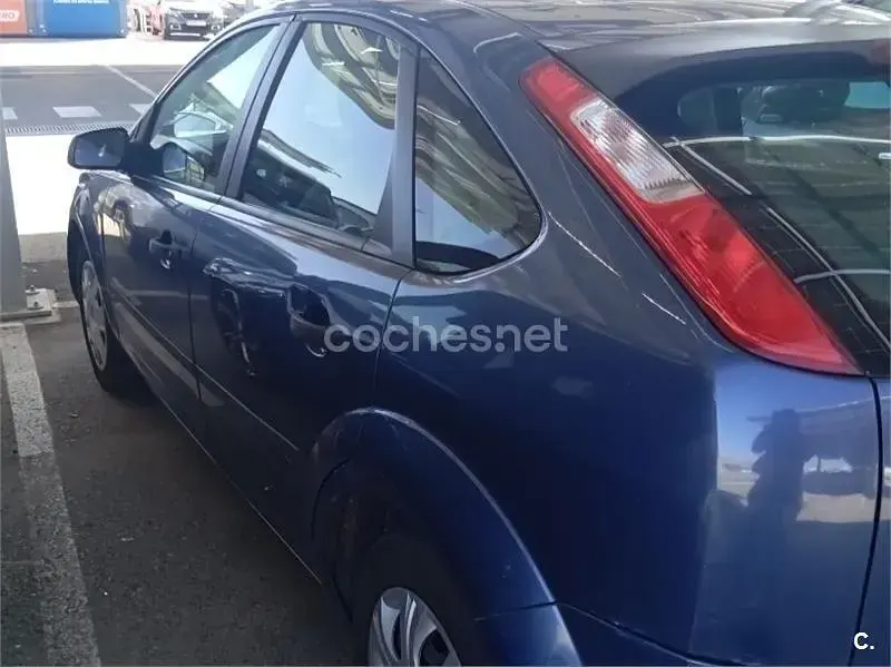 Usado Ford Focus Trend 100 CV (73 kW) 2005 Azul Berlina