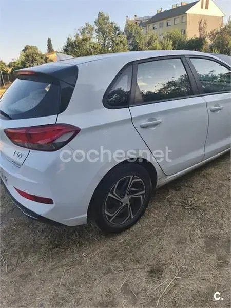 Usado Hyundai i30 120 CV (88 kW) 2021 Blanco Berlina