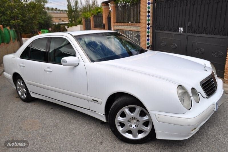 Blanco Usado 2001 Mercedes E200 Elegance Berlina | 2300 € - Imagen 1/4