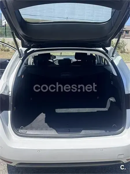 Usado Peugeot 308 SW Active 120 CV (88 kW) 2015 Blanco Familiar