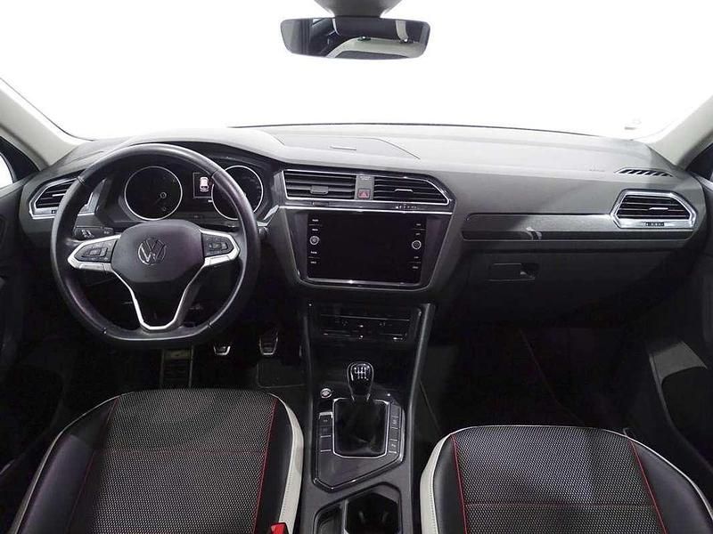 Usado VW Tiguan Sportline 150 CV (110 kW) 2023 Gris / plata SUV