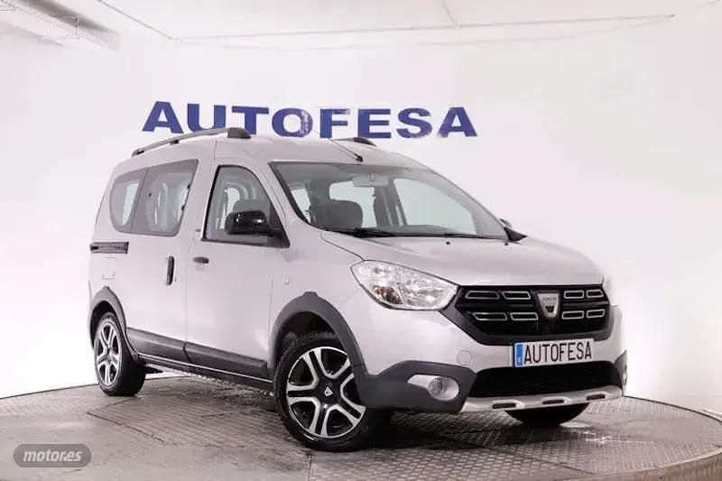 Usado Dacia Dokker Stepway 115 CV (84 kW) 2018 Plateado Monovolumen