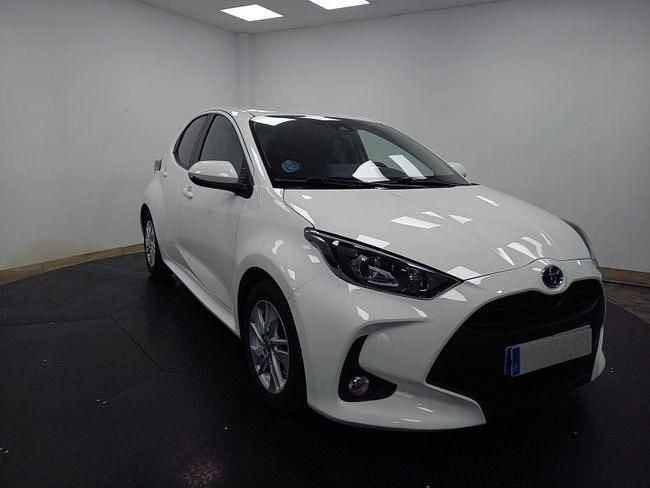 Usado Toyota Yaris Hybrid Business Edition 116 CV (85 kW) 2022 Blanco Berlina