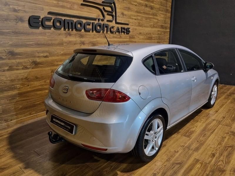 Usado Seat Leon Style 105 CV (77 kW) 2011 Gris / plata Utilitario