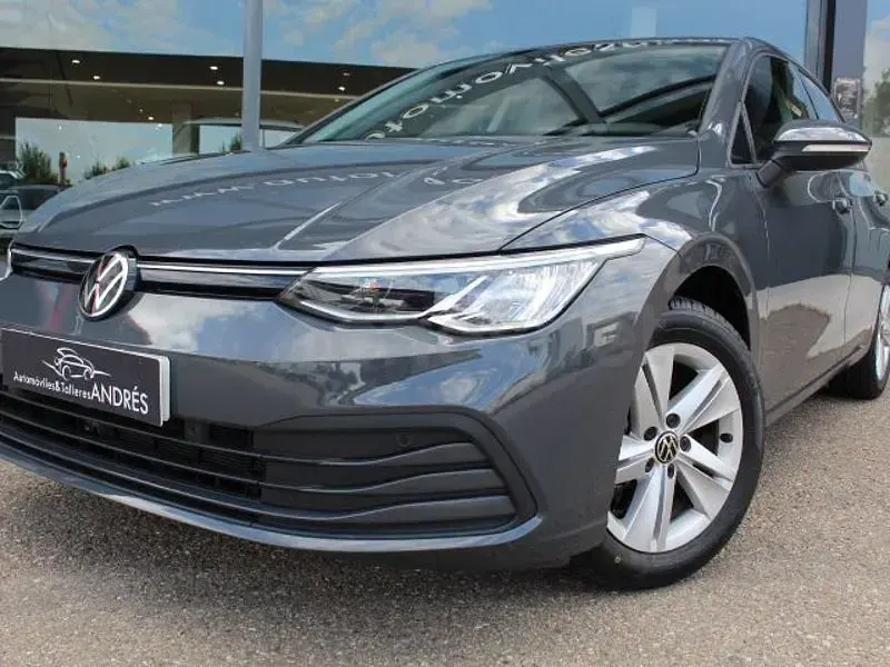 Usado VW Golf VIII Life 110 CV (80 kW) 2022 Gris / plata Berlina