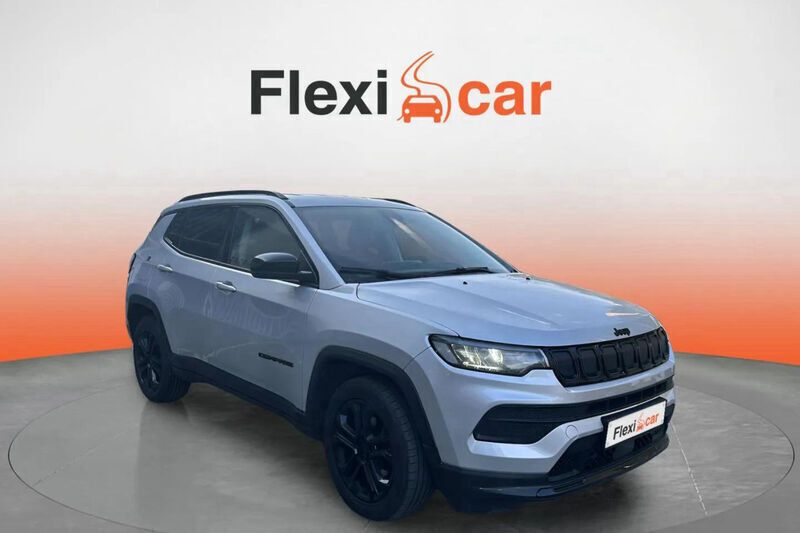 Usado Jeep Compass Night Eagle 131 CV (96 kW) 2022 Gris SUV