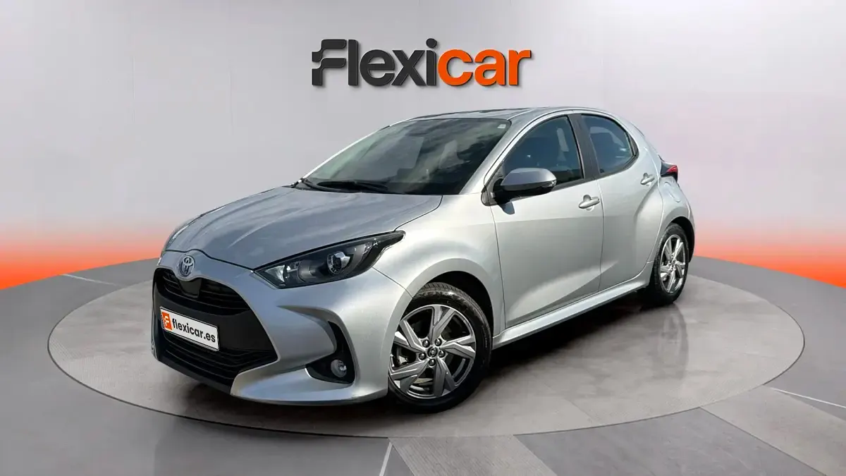 Usado Toyota Yaris Hybrid Active 116 CV (85 kW) 2025 Gris Berlina