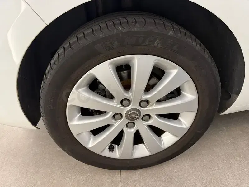 Usado Opel Zafira Tourer Excellence 136 CV (100 kW) 2016 Blanco Monovolumen